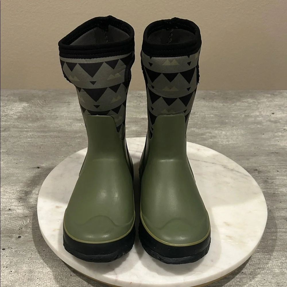 Green and Black Patterned Rain Boots size Y3